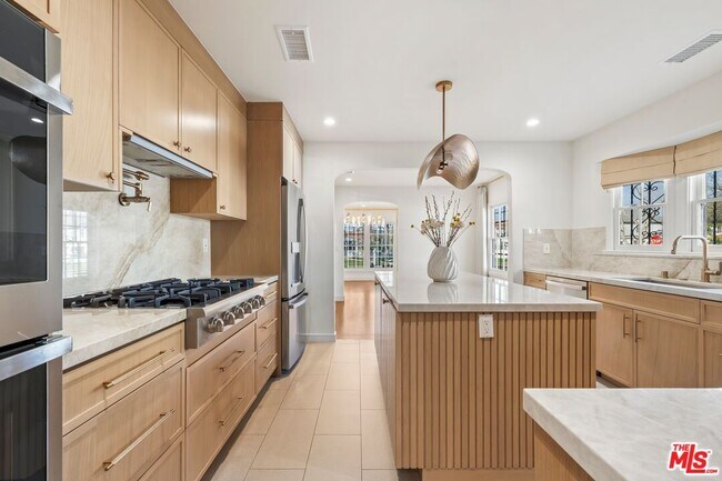 Building Photo - 200 S Formosa Ave