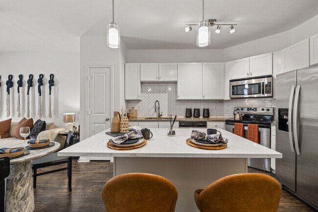 Building Photo - Debut Soco