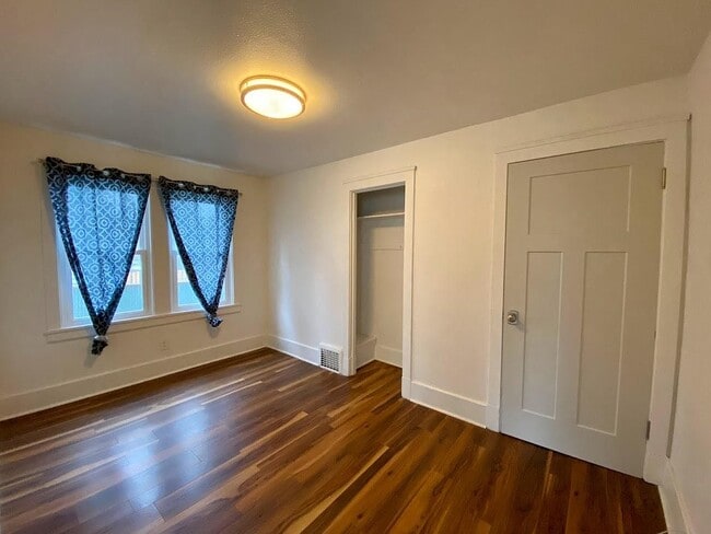 Primary Photo - 1323 Park Ave