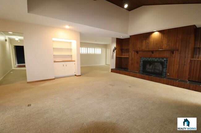 Building Photo - Amazing 2 bed Home!