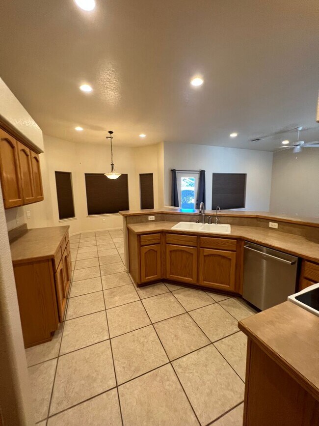 Building Photo - 4 BED POOL HOME!
