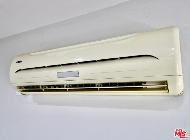 Building Photo - 8421 Darby Ave