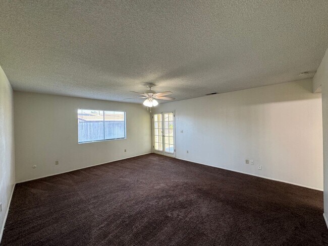 Building Photo - 3 Bedroom/2 Bath Home Off of South H Near ...