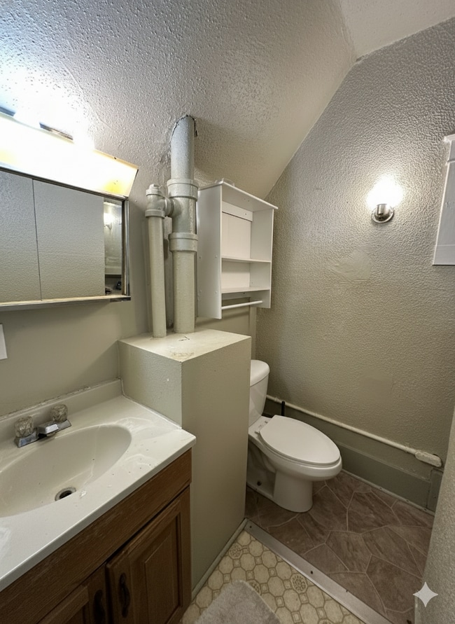 Building Photo - 2 Bed 1 Bath duplex close to UWEC!