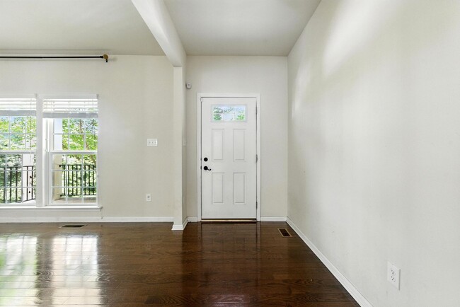 Building Photo - 8120 Fairmont Dr