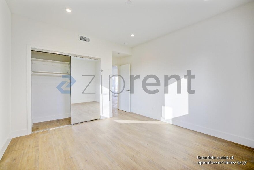 Building Photo - 5637 1/2 Riverton Ave