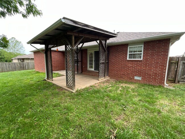 Building Photo - Beautiful Home on Private Setting