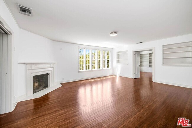 Building Photo - 809 N Bedford Dr