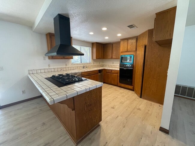 Building Photo - Golf Course- On The Mesa 3 Bedrooms, 2 Bathrooms, New Paint,