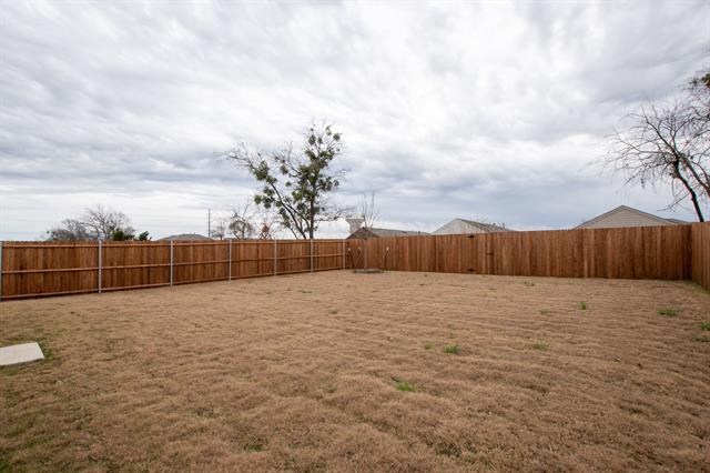 Building Photo - 1605 Parlier St