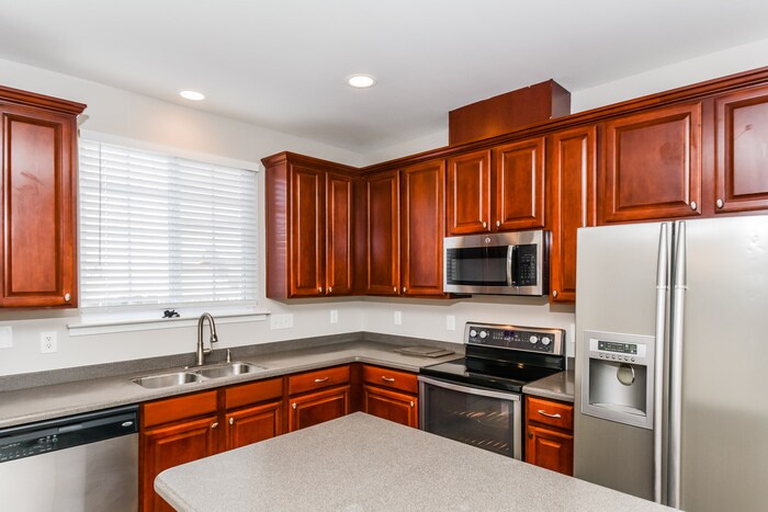 Building Photo - 8879 Elizabeth Dr