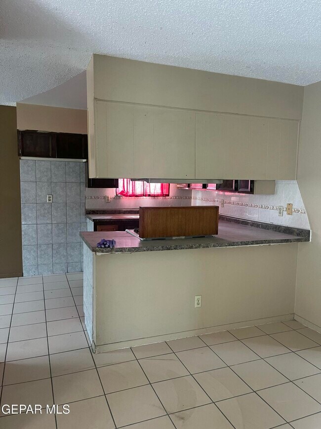 Building Photo - 2820 E Glen Dr