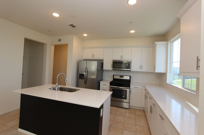 Building Photo - Large 3 bedroom 2.5 bathroom home availabl...