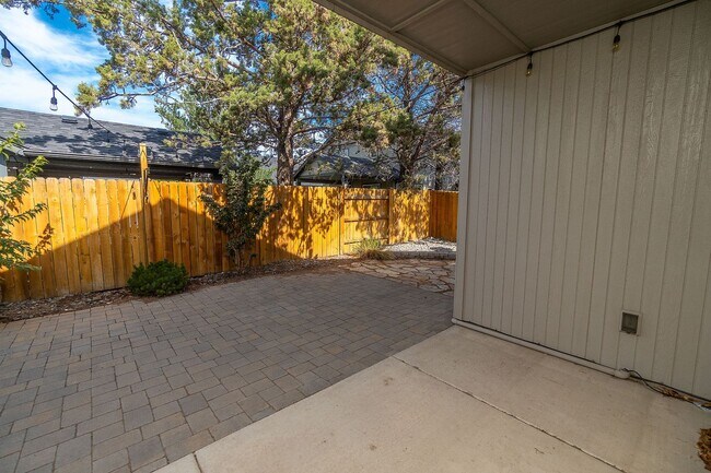 Building Photo - Spacious single level Orchard floorplan with 4th bedroom/den option home featuring SOLAR - Great ...