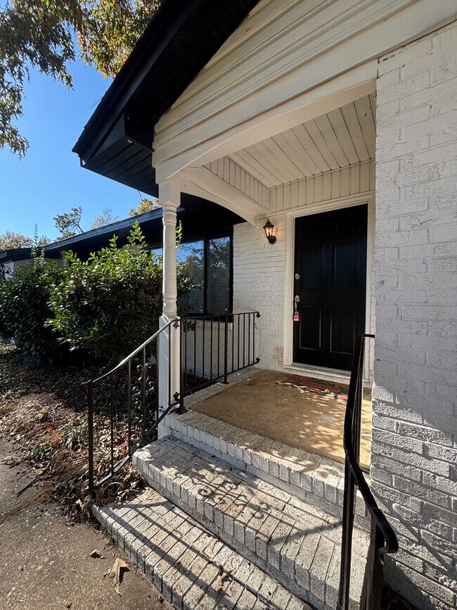 Building Photo - 381 Summerhill Rd