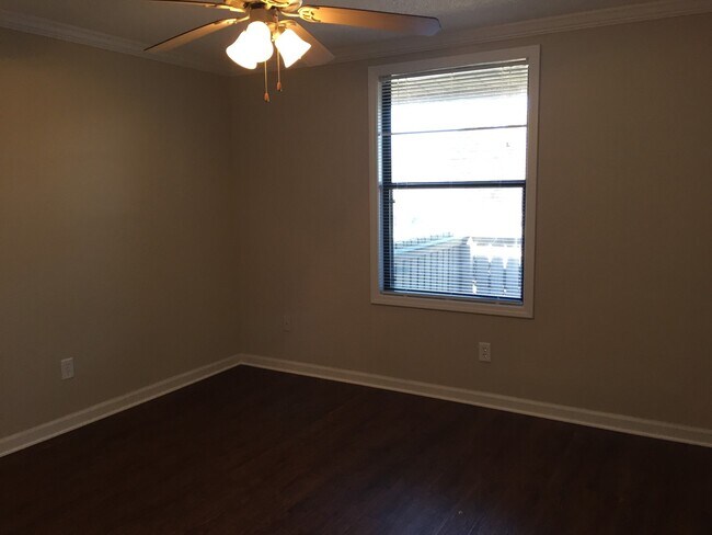Building Photo - 1 BEDROOM AVAILABLE FEBRUARY 9TH!