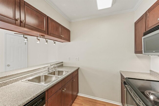 Building Photo - 7144 N Holiday Dr