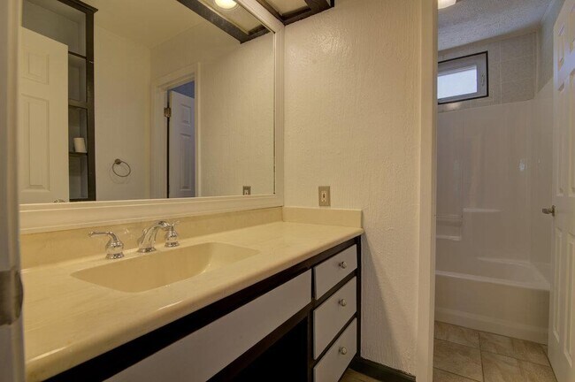 Building Photo - 1807 Briar Hill Dr