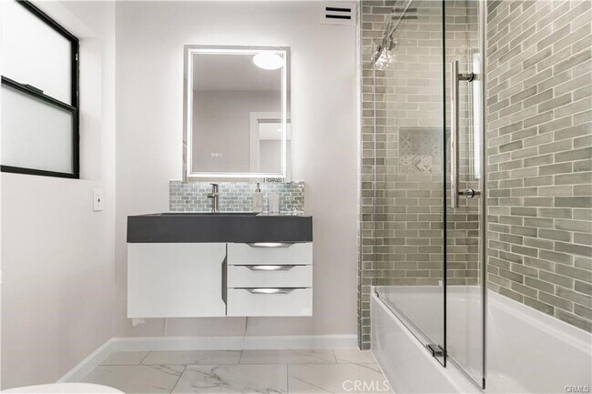 Building Photo - 8566 Hollywood Blvd