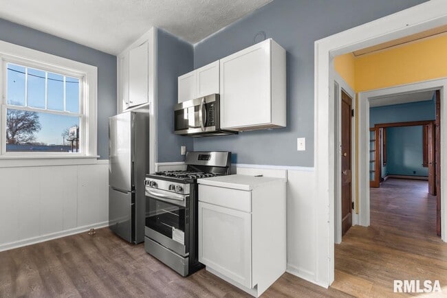 Building Photo - 1816 W Callender Ave