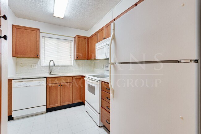 Building Photo - Centrally Located Beachside Condo in Ormond
