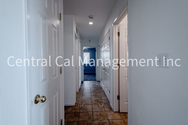 Building Photo - 3 Bedroom/2 Bath with Pool in the Southwest - $2295 Per Month!