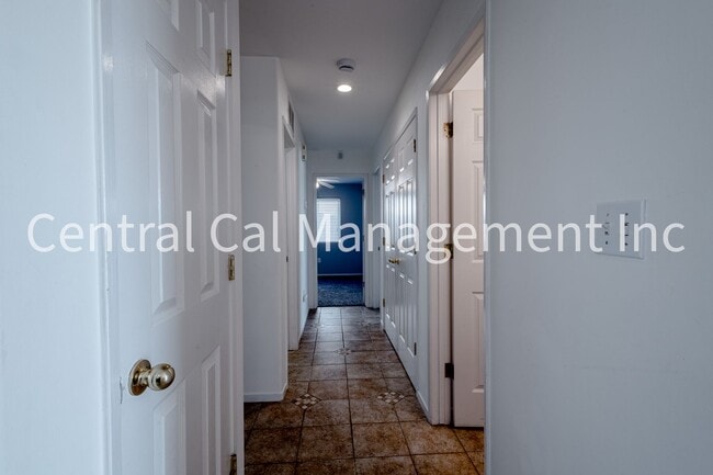 Building Photo - 3 Bedroom/2 Bath with Pool in the Southwest - $2395 Per Month!