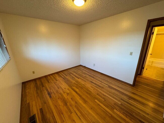 Building Photo - Milwaukie 2 Bedroom Duplex