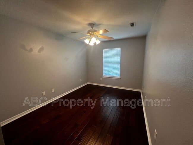 Building Photo - 1001 S Eastview Dr