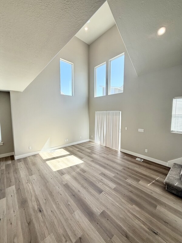 Building Photo - 1063 S 2560 E