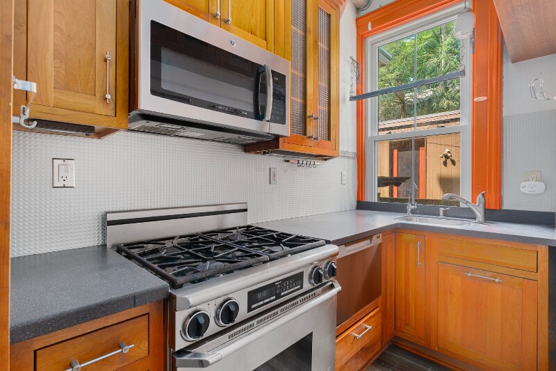 Building Photo - 77 Lloyd Ave