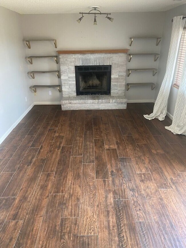 Building Photo - 3 Bedroom Tri-level in Woodland Hills