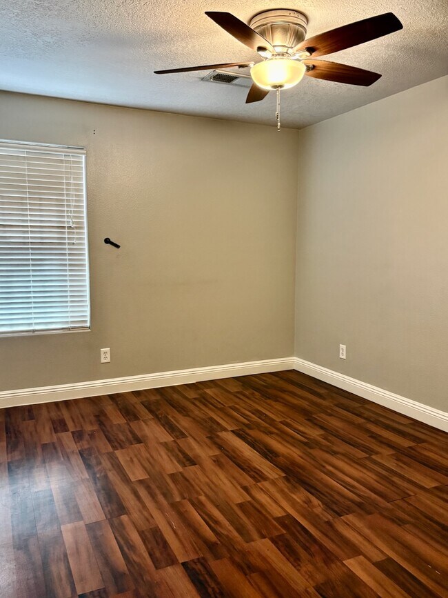 Building Photo - 3617 Cameo Dr