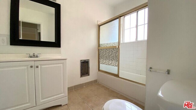 Building Photo - 443 S Wilton Pl