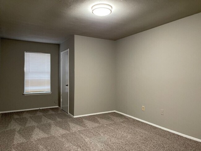 Building Photo - 919-921 West Rochelle Road