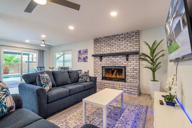 Lounge Area - 1219 W 10th Pl