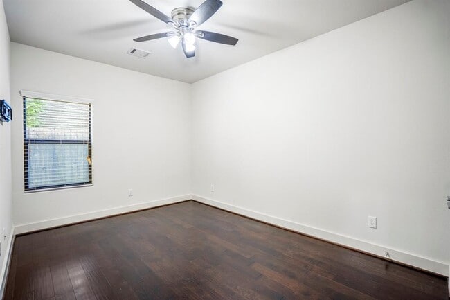 Building Photo - 3208 N MacGregor Way