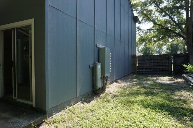 Building Photo - 3/2 Westside Townhome