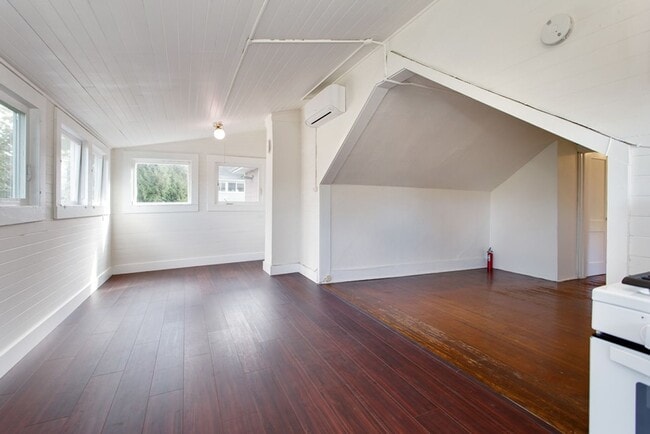 Building Photo - 1913 SE Stark St