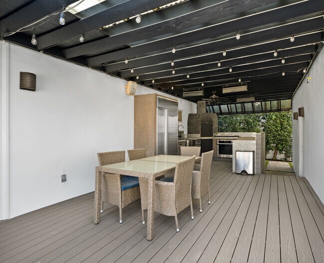 Building Photo - 355 S Sycamore Ave