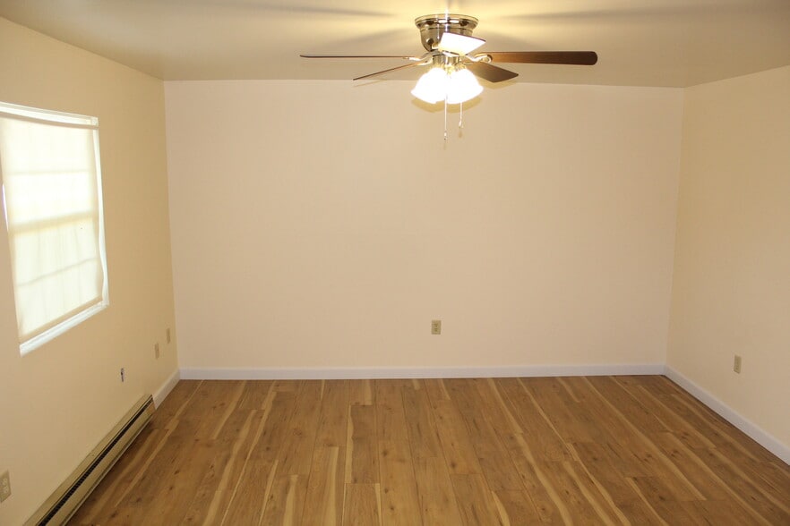 Living Room - 56 Saratoga Ct