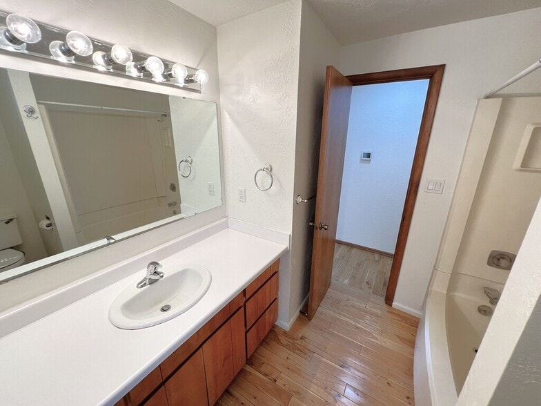 Building Photo - 2909 N Hillway Dr
