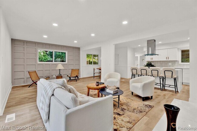 Building Photo - 7011 White Pine Dr