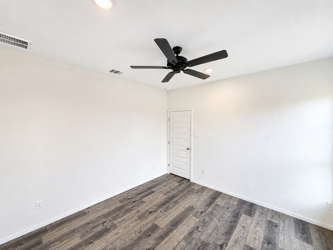 Building Photo - 1615 Crooked River