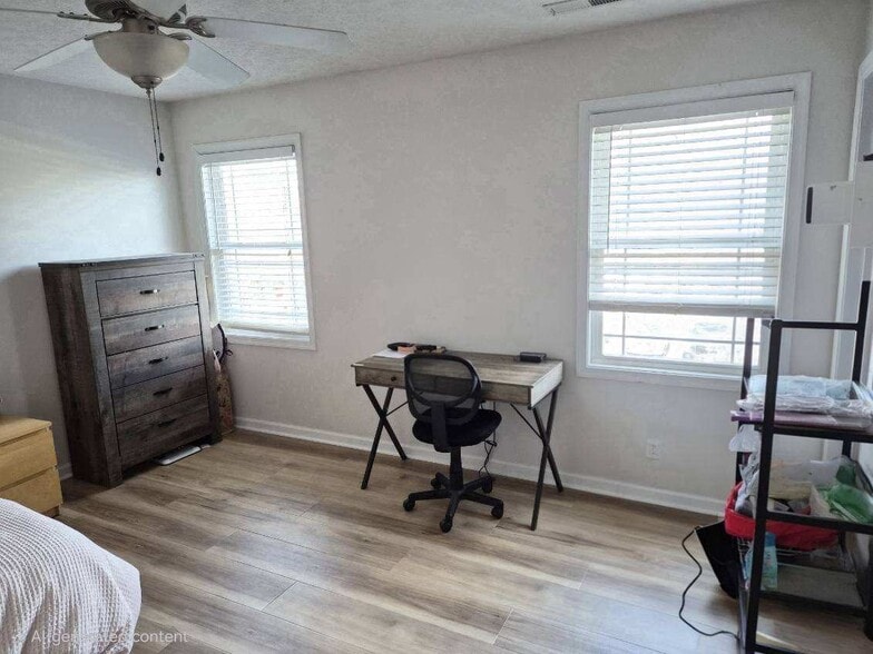 Primary bedroom - 207 Portico St