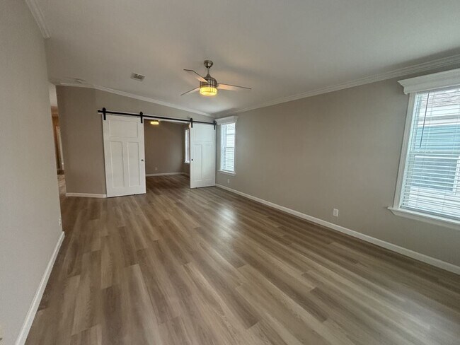 Building Photo - 934 Cayman Ave W