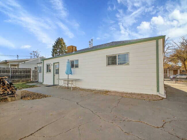 Building Photo - $2,395.00 - 3 Bedrooms, 1.5 Bathrooms, Single Family Home in Aurora with Washer and Dryer!