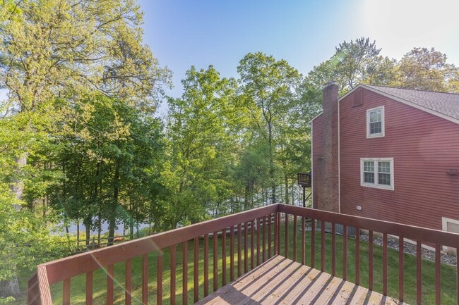 Building Photo - Beautifully Renovated 2 Bed, 2 Bath Coloni...