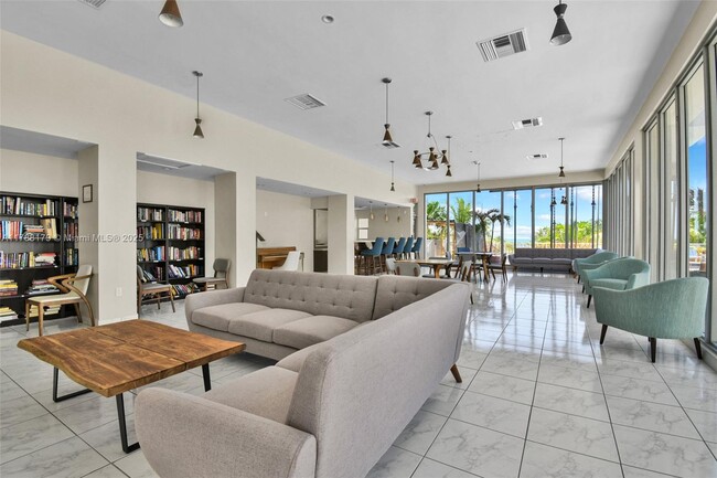 Building Photo - 9225 Collins Ave