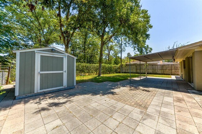 Building Photo - 2014 Woodvine Dr